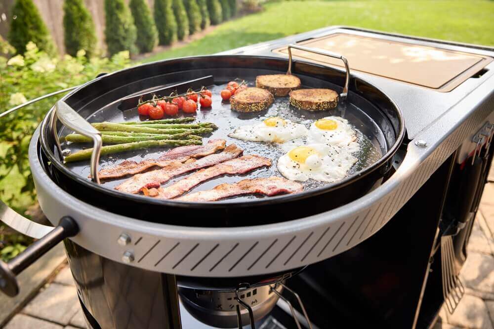grilovanie-v-performer-premium-gril-na-drevene-uhlie-57-cm-weber