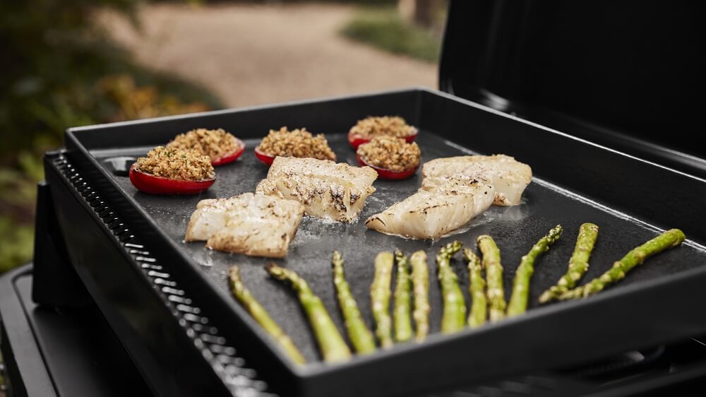 grilovanie-v-slate-gp-56-cm-plancha-plynovy-gril-weber