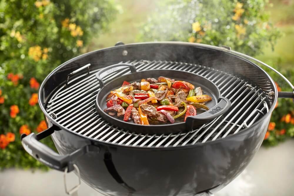 liatinova-panvica-gourmet-bbq-system-weber-v-grile-na-uhlie