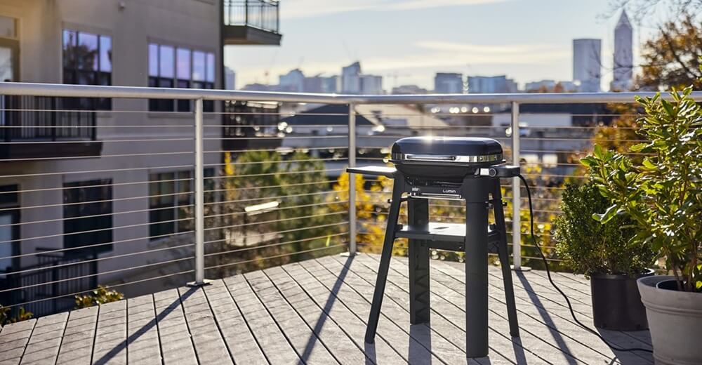 lumin-compact-elektricky-gril-so-stojanom-weber-na-terase