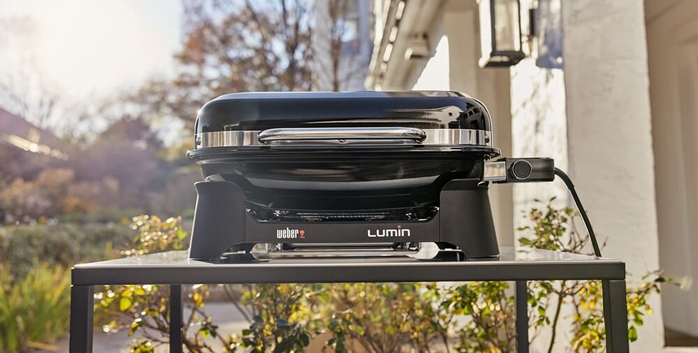 lumin-elektricky-gril-weber-na-terase
