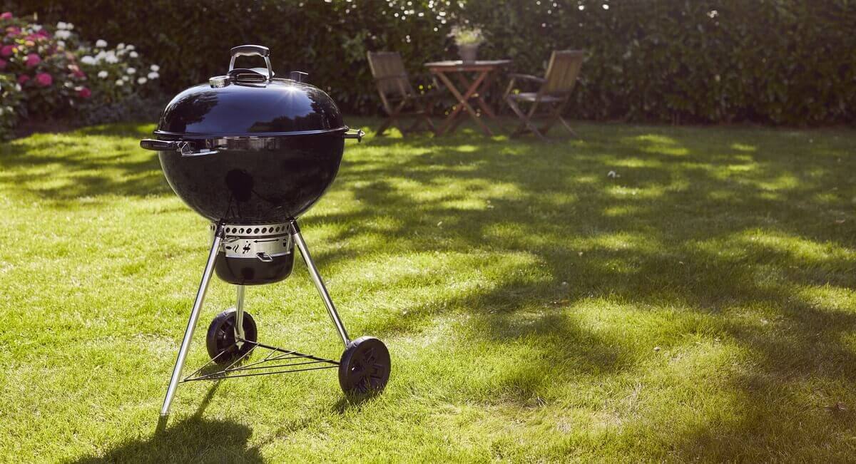 master-touch-gbs-e-5750-gril-na-drevene-uhlie-57-cm-weber-v-zahrade
