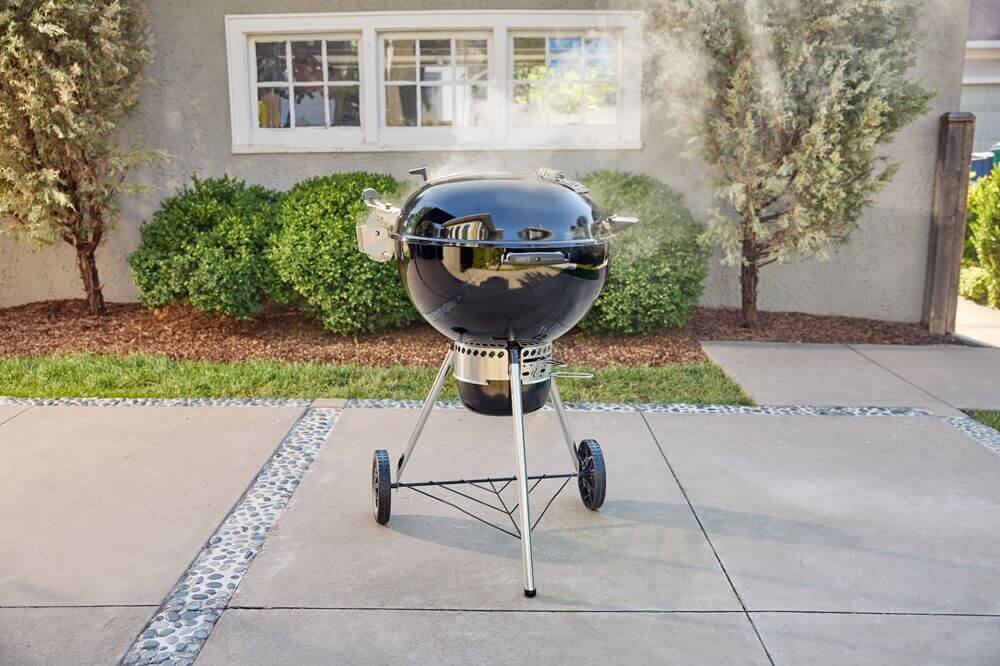 master-touch-gbs-premium-e-5770-gril-na-drevene-uhlie-57-cm-weber-v-zahrade