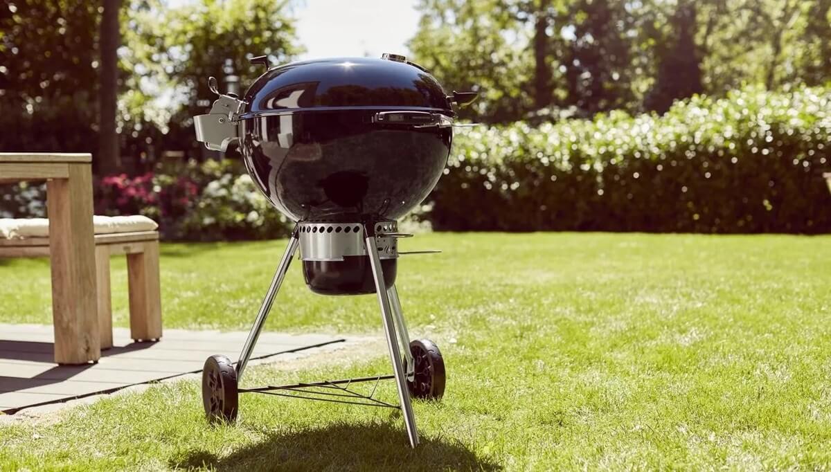 master-touch-gbs-premium-e-5775-gril-na-drevene-uhlie-57-cm-weber-v-zahrade