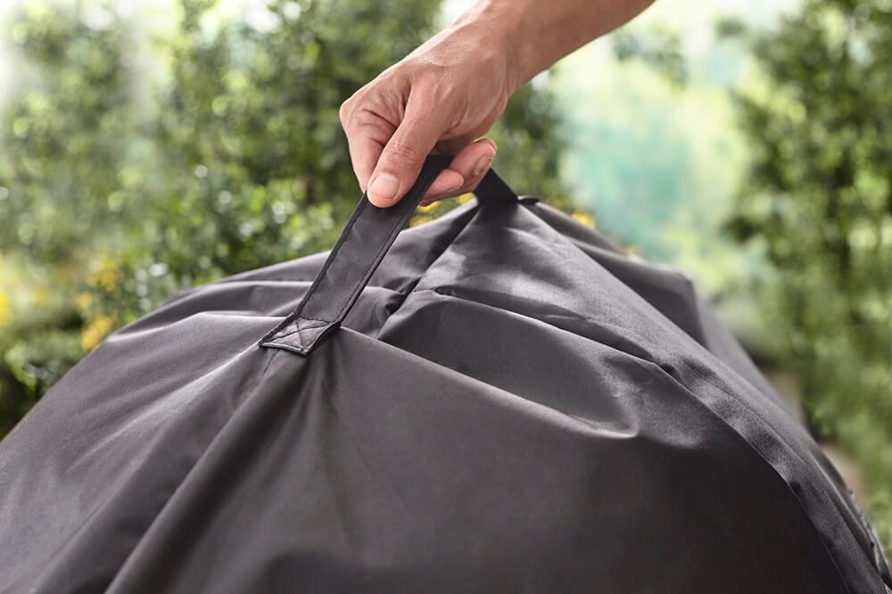 ochranny-obal-pre-gril-master-touch-premium-57cm-weber-rukovat