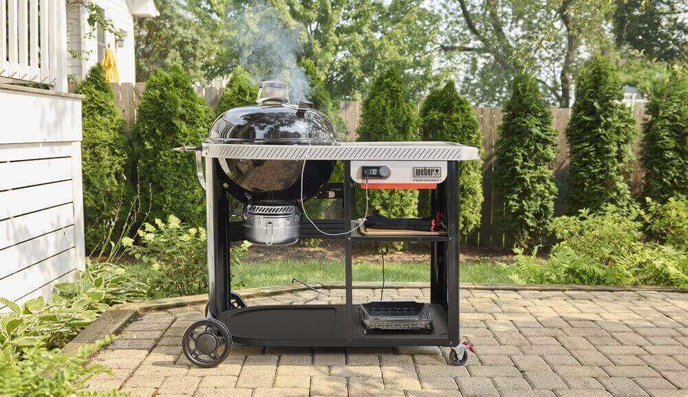 performer-premium-smart-gril-na-drevene-uhlie-57-cm-weber-v-zahrade