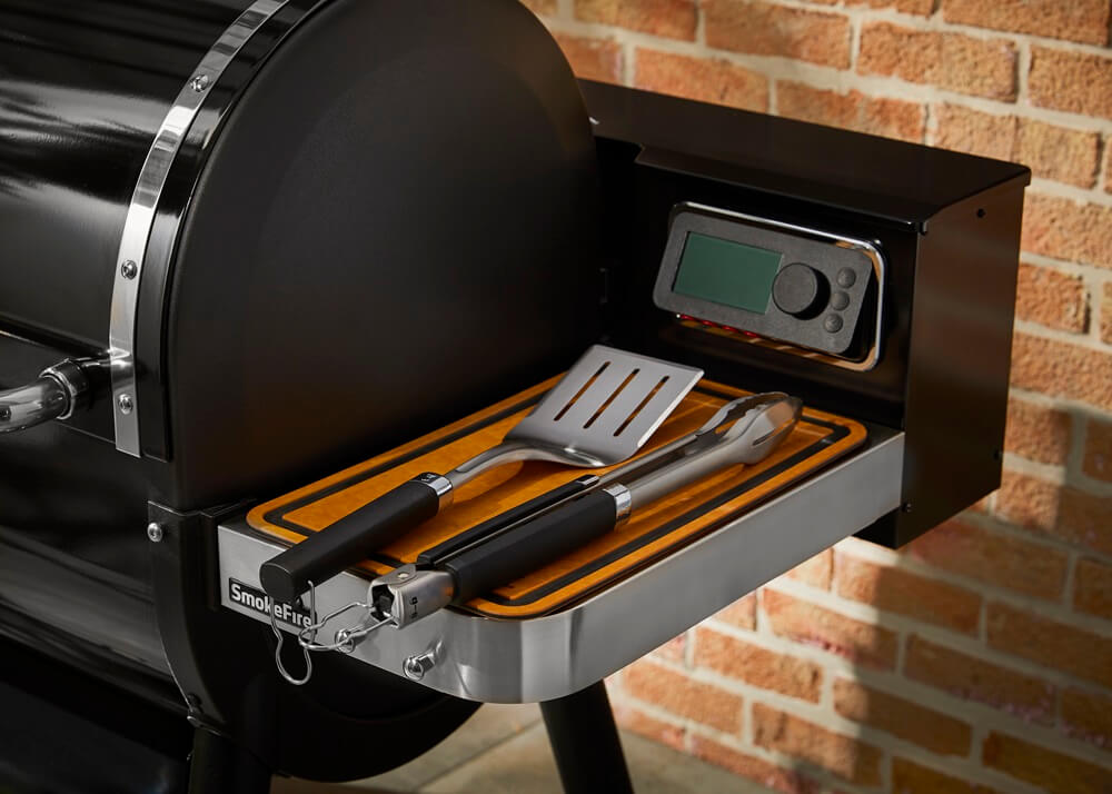 precision-grilovacie-klieste-a-obracacka-weber-na-policke-grilu
