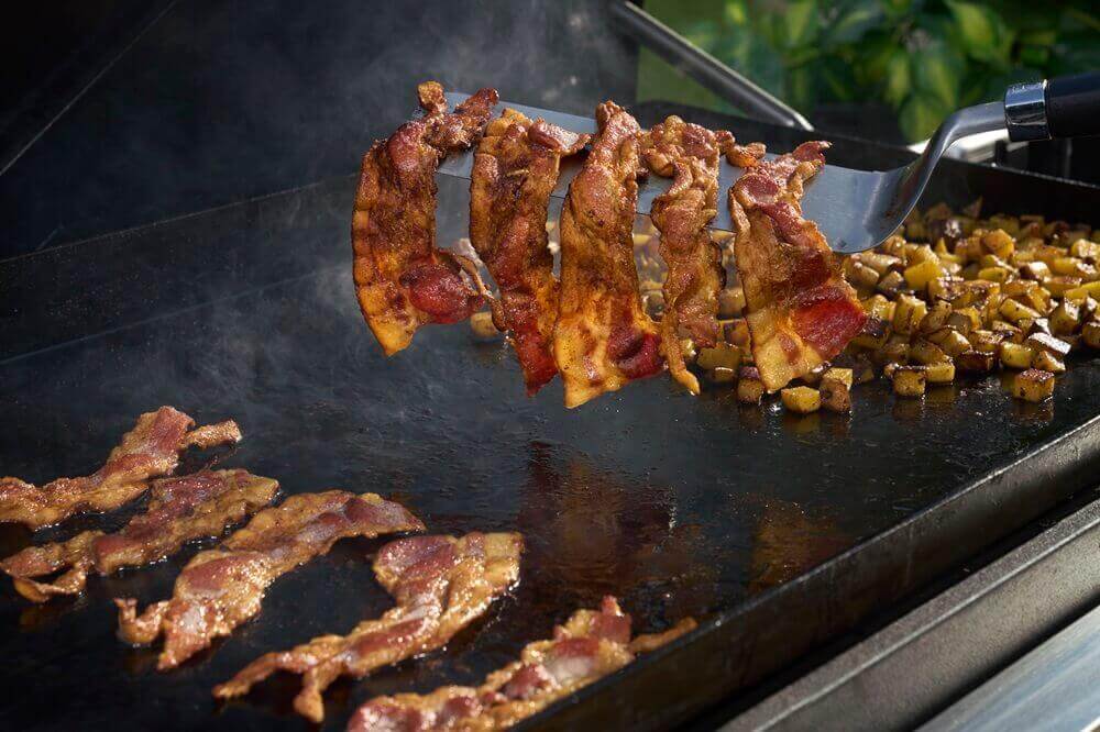 priprava-jedla-na-grile-plancha-weber