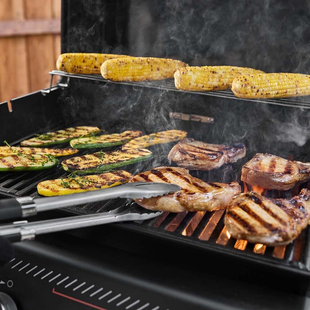 priprava-jedla-v-spirit-epx-435r-stealth-plynovy-gril-weber