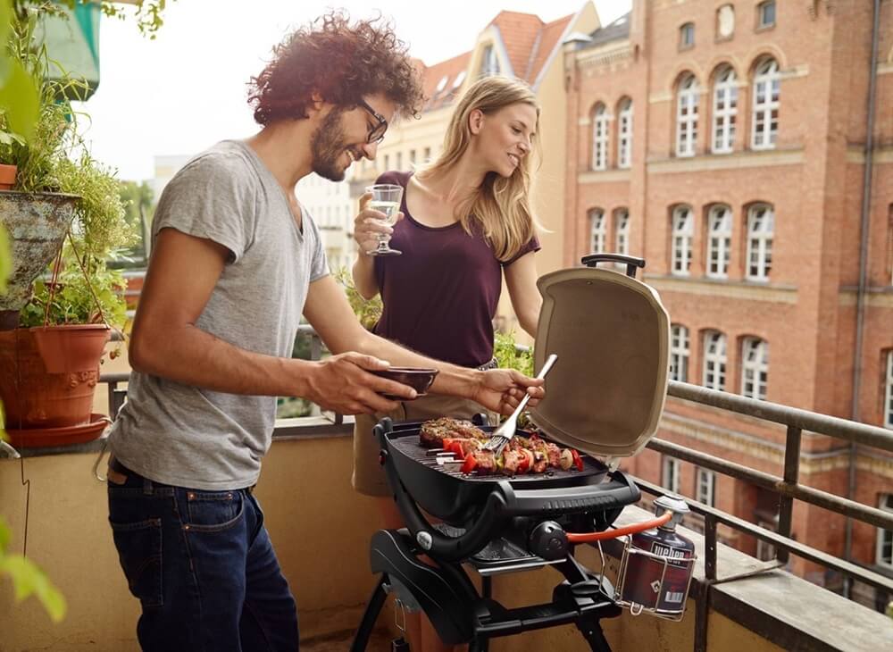 q1400-elektricky-gril-so-stojanom-weber-na-balkone