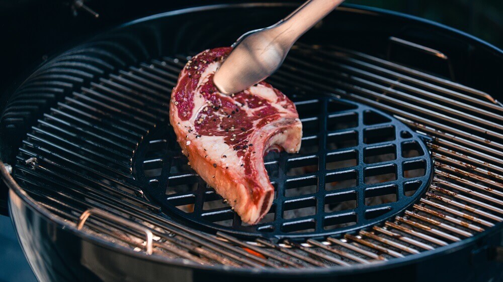 sear-grate-liatinovy-rost-gourmet-bbq-system-weber-priprava-steaku