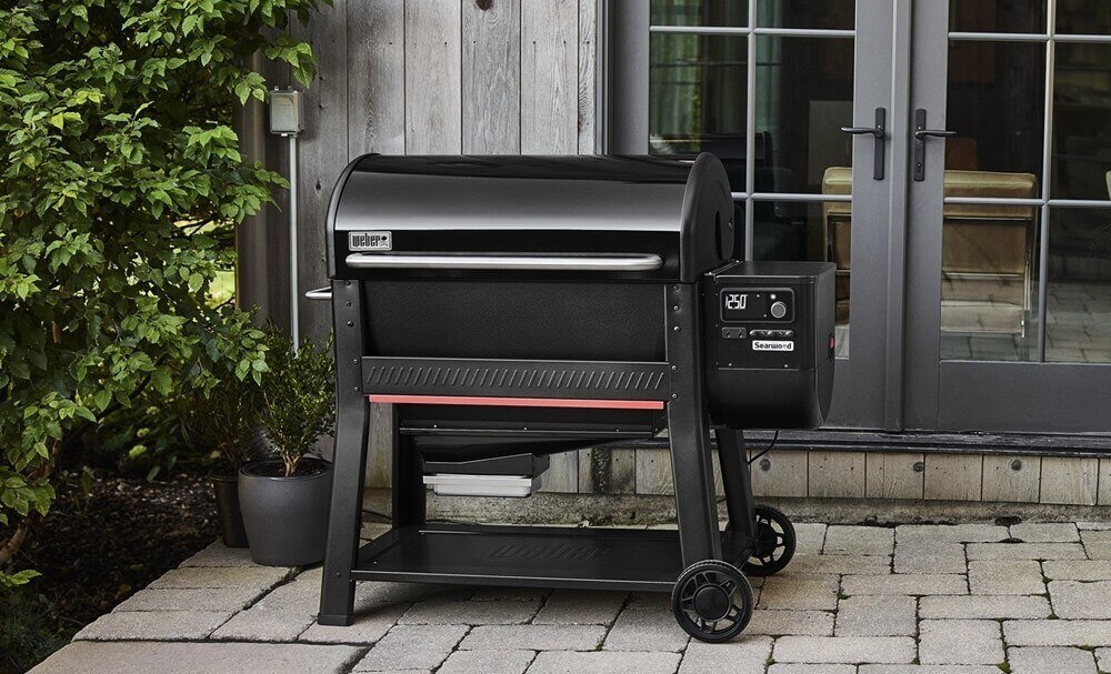 searwood-xl-peletovy-gril-weber-v-zahrade