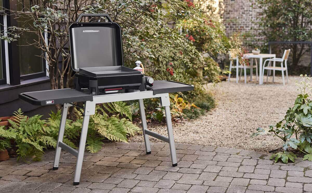 slate-gp-43-cm-plancha-plynovy-gril-weber-v-zahrade
