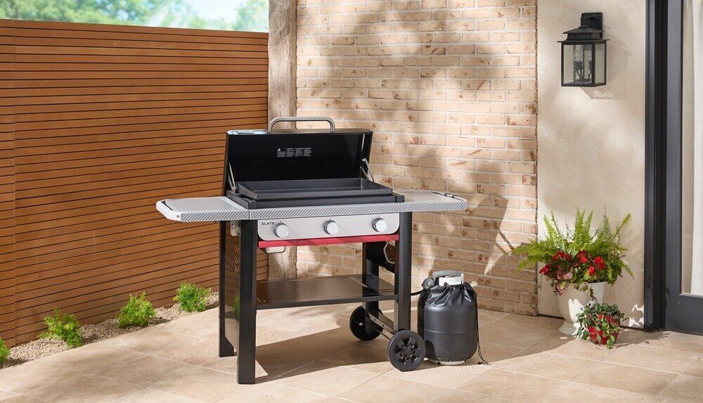 slate-gpd-71-cm-plancha-plynovy-gril-s-podvozkom-weber-na-terase