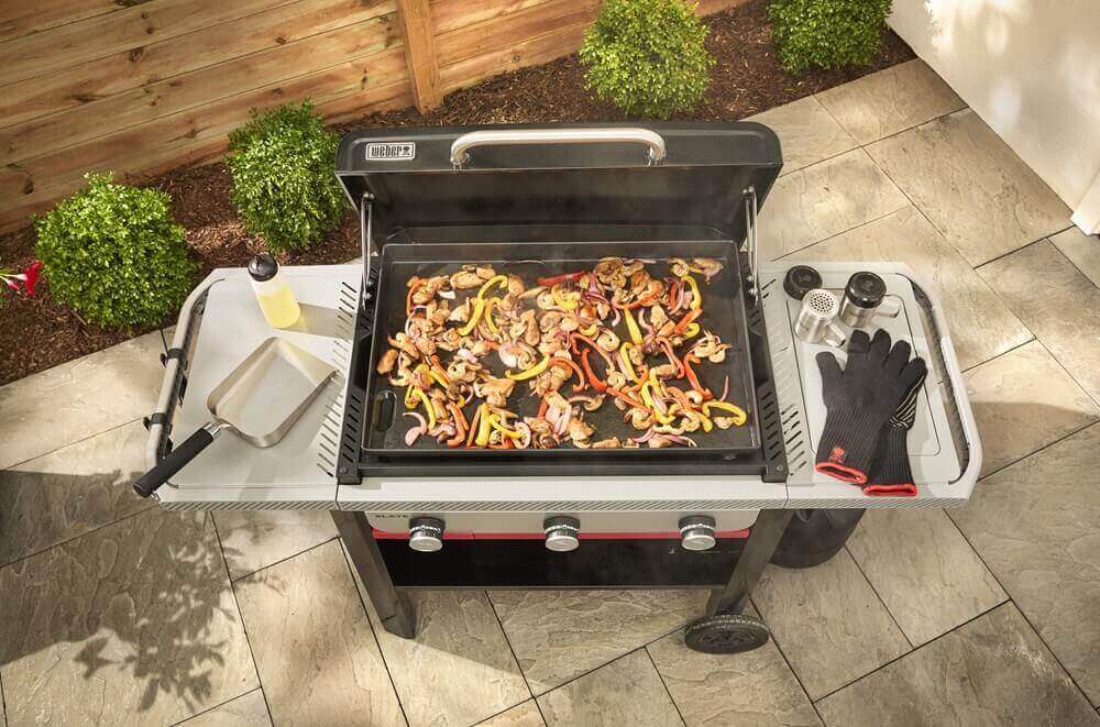 slate-gpd-71-cm-plancha-plynovy-gril-s-podvozkom-weber-pohlad-zhora