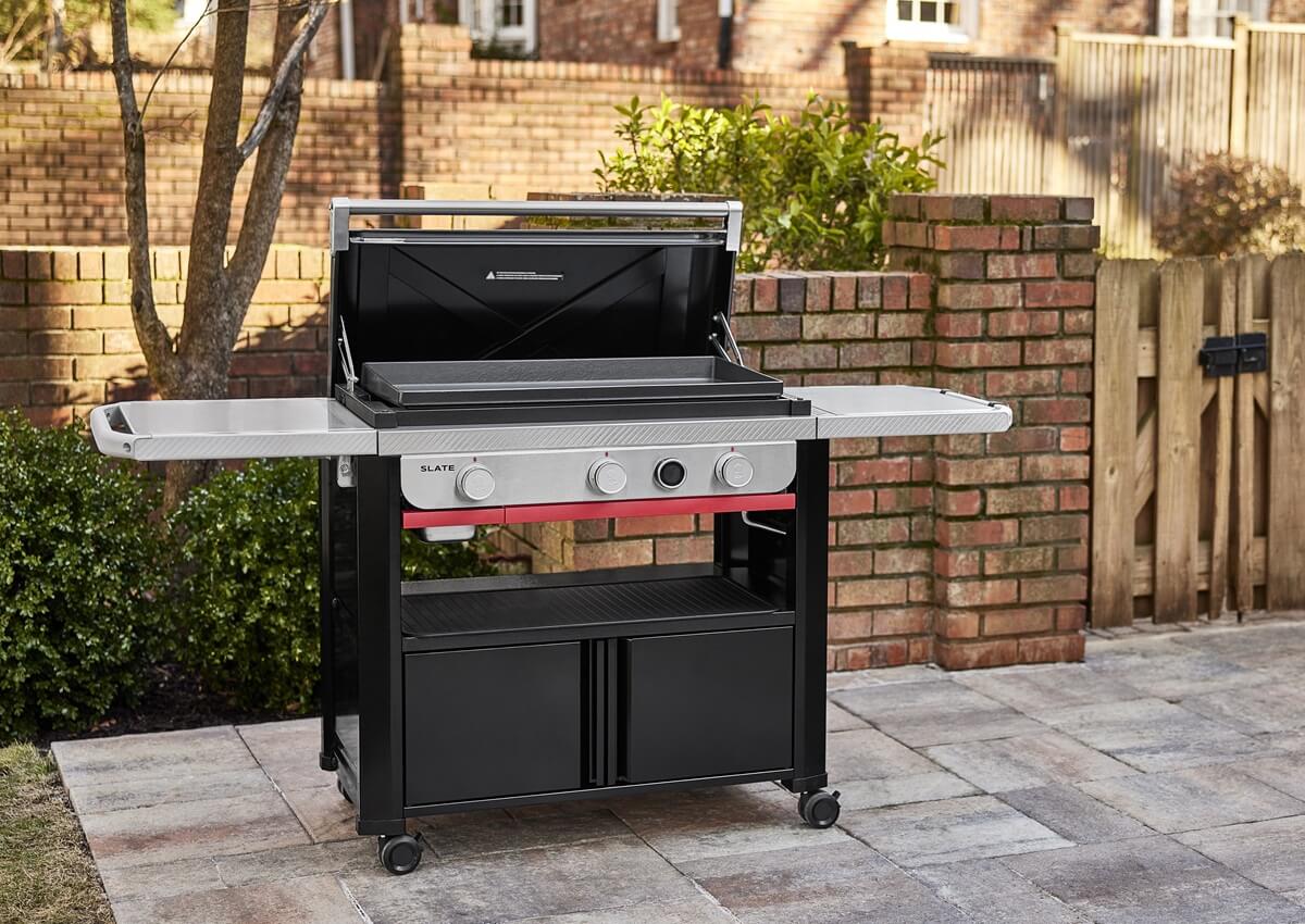 slate-gpd-76-cm-plancha-plynovy-gril-s-podvozkom-weber-v-zahrade