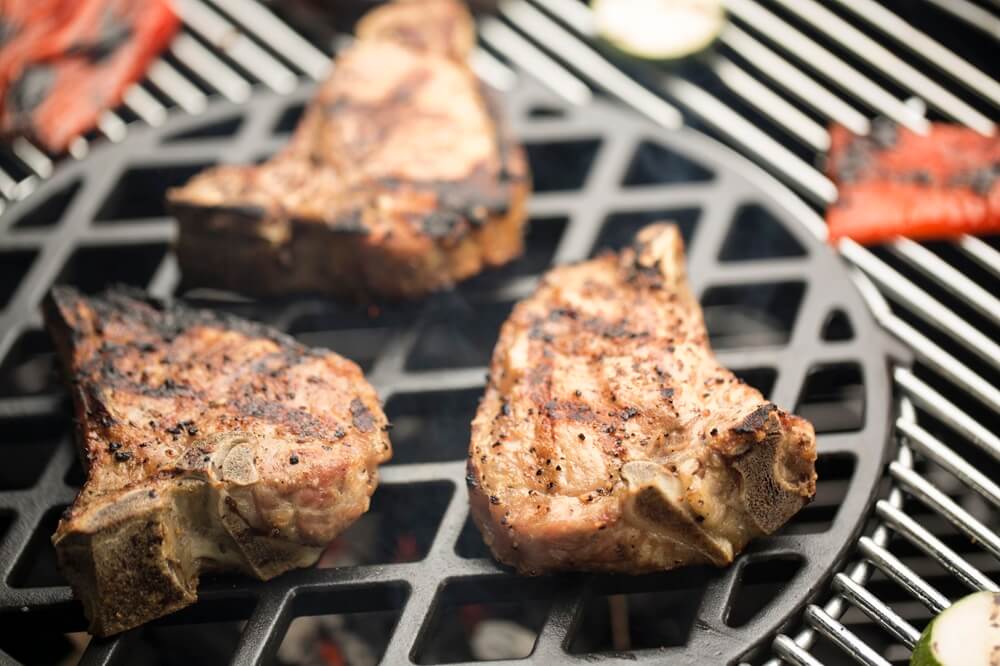 steaky-na-sear-grate-liatinovom-roste-gourmet-bbq-system-weber