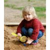 kind mit spielsand