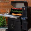 gravity 1150 gril na drevene uhlie s udiarnou masterbuilt v zahrade