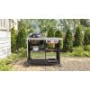 performer premium smart gril na drevene uhlie 57 cm weber v zahrade