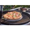 priprava pizze v performer premium smart gril na drevene uhlie 57 cm weber