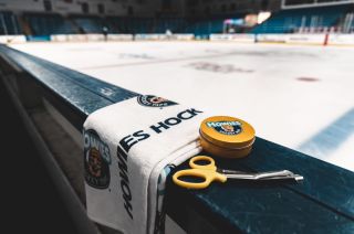 Vánoční nálada na ledě i mimo něj🎄 👉 www.howieshockeytape.cz