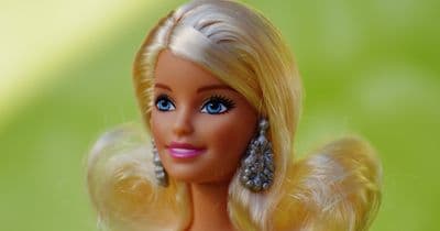Proč panenka Barbie dosáhla takové popularity a jaká je její historie?