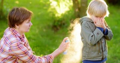 Jak nejlépe ochránit děti před klíšťaty?