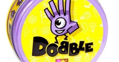 Dobble je společenská desková hra, která nadchne děti i rodiče