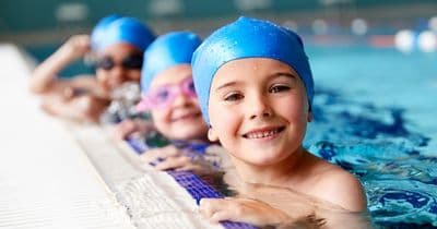 Kdy a jak naučit dítě plavat? Poradíme vám!