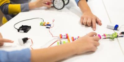 Elektronická stavebnice naučí děti základy fyziky