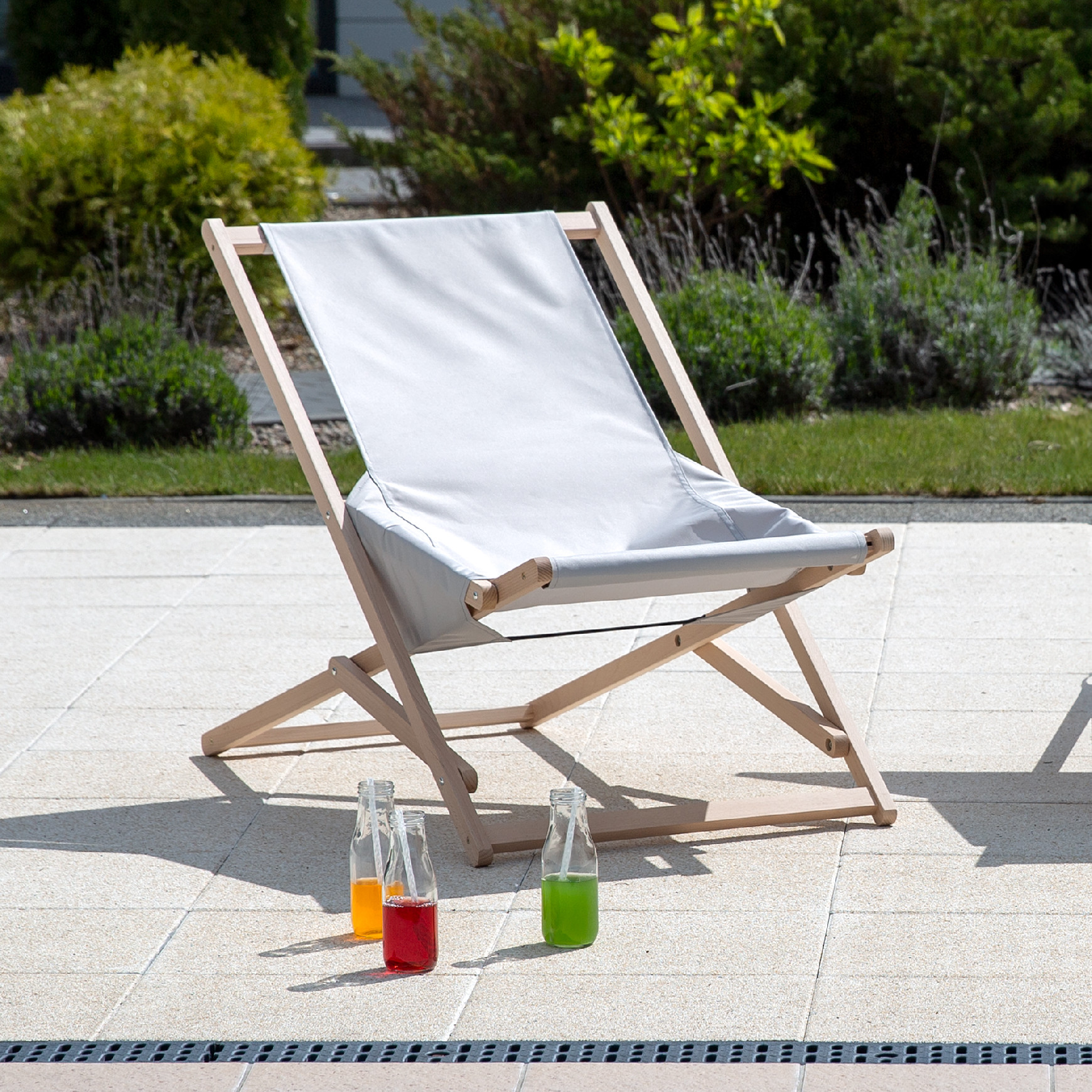 Světle šedé dřevěné zahradní polohovací lehátko Komfort PATIO