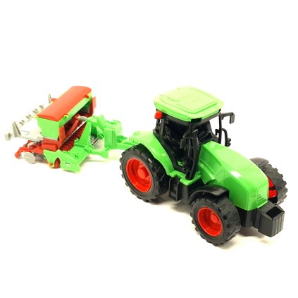 Zelený traktor s vlečkou