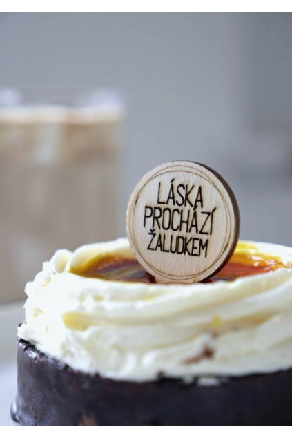 Dřevěný dezertový zápich - LÁSKA PROCHÁZÍ ŽALUDKEM 10 ks