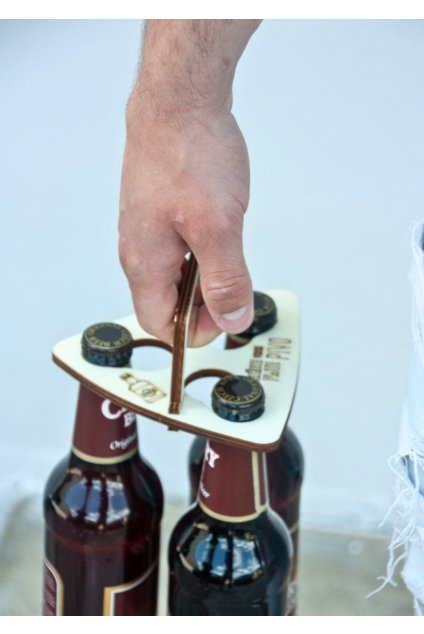 Dřevěný nosič na piva s rukojetí