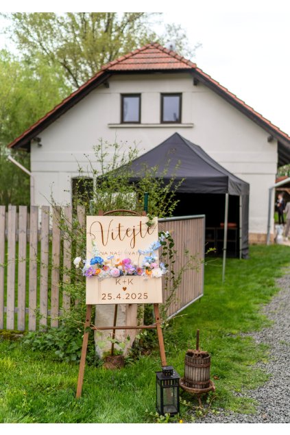 DŘEVĚNÁ UVÍTACÍ CEDULE S TRUHLÍKEM - VÍTEJTE NA NAŠÍ SVATBĚ