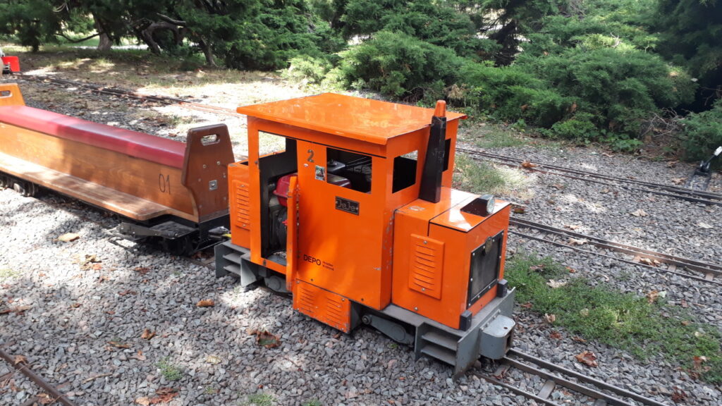 Dětská železnice Hradec Králové: jízda zahradní mašinkou přímo v centru města