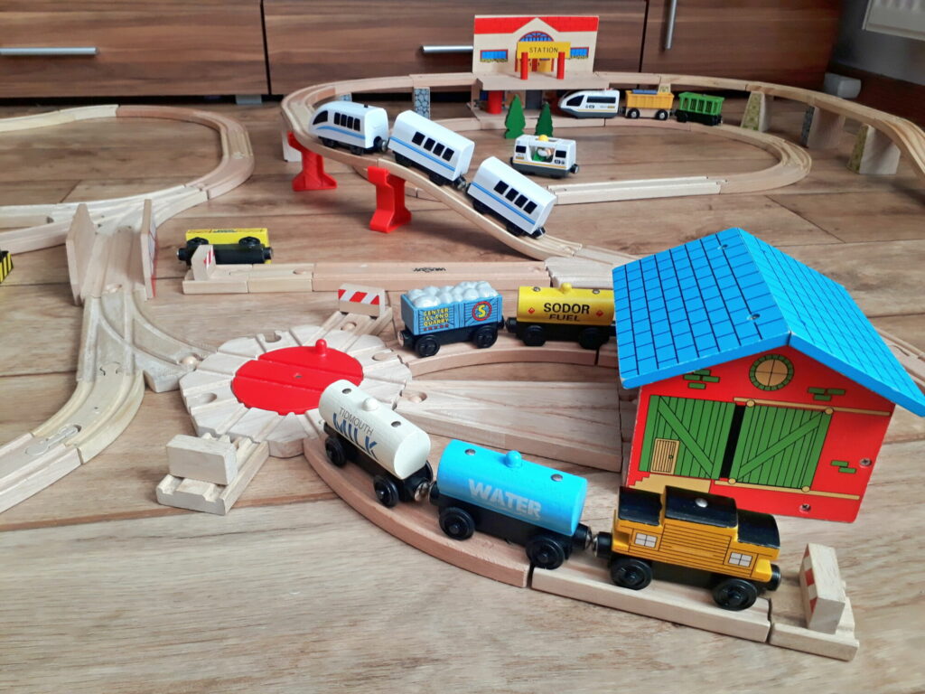 Dřevěné koleje a vláčky: průvodce výběrem pro rodiče