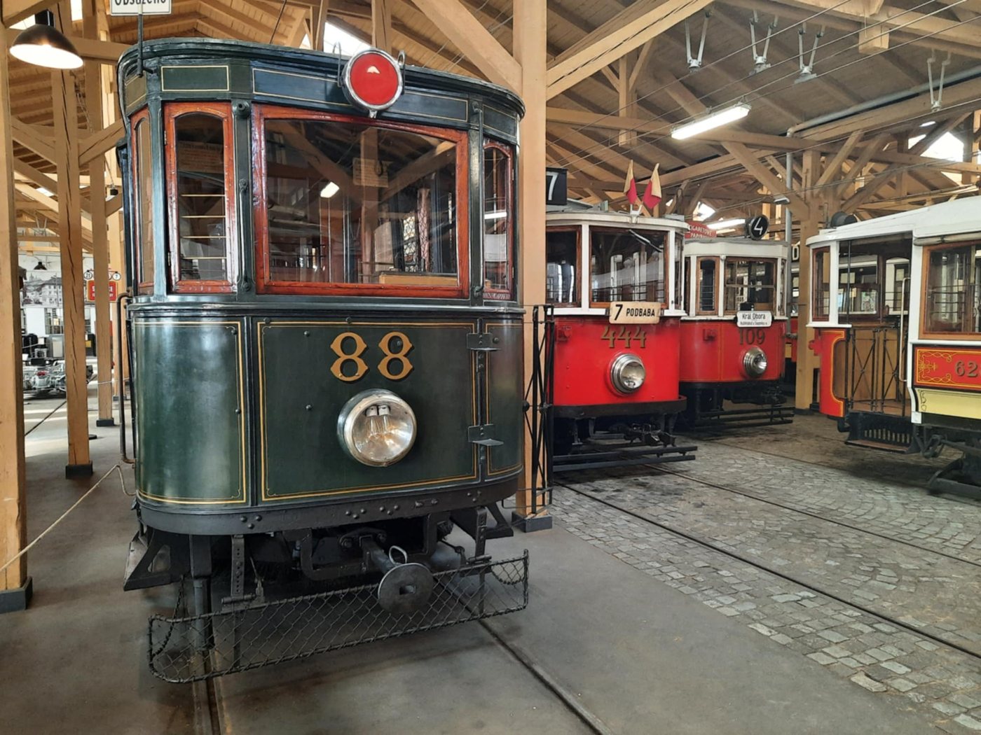 Muzeum MHD Střešovice s dětmi: historické tramvaje, vstupné a linka 41