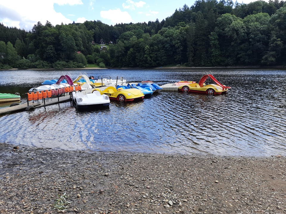 Vodní nádrž Pastviny: bobovka, lodičky a hřiště pro celou rodinu