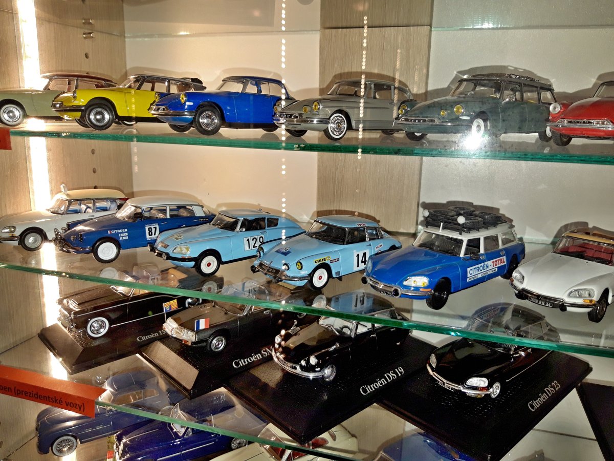 Modely vozů Citroën ve vitríně Autíčkového muzea