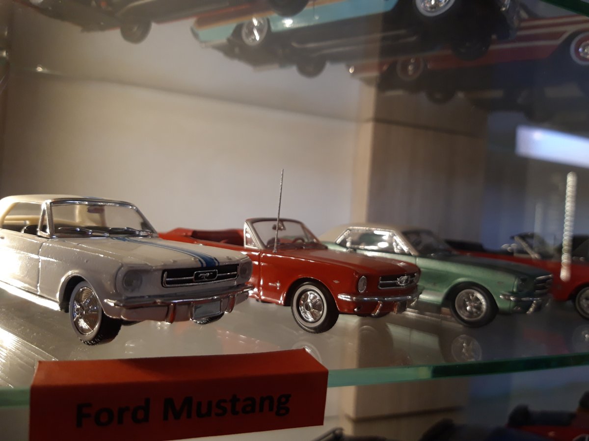 Modely Ford Mustang ve vitríně v Týništi