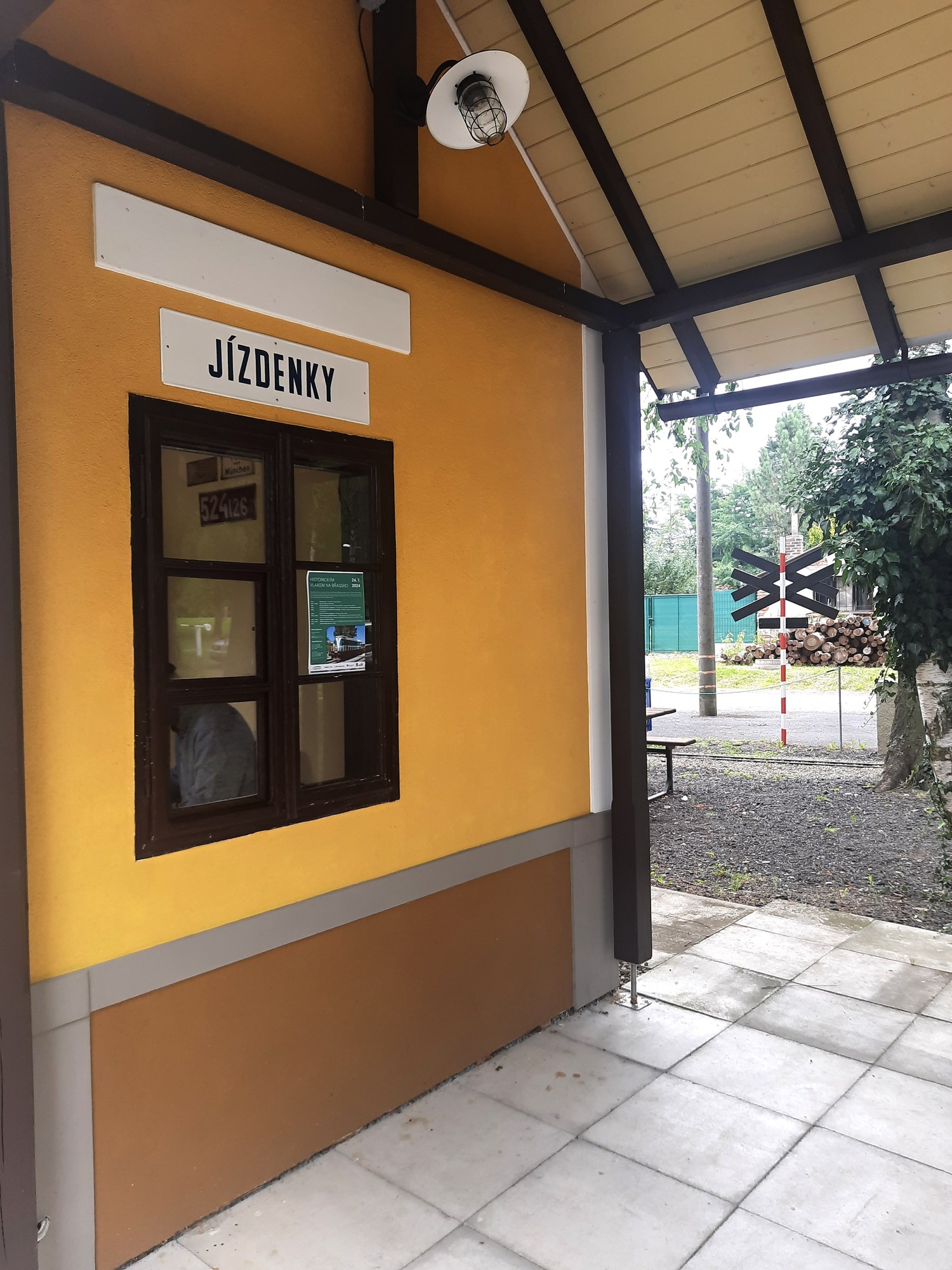 Okno s nápisem Jízdenky na nádraží v Břasích