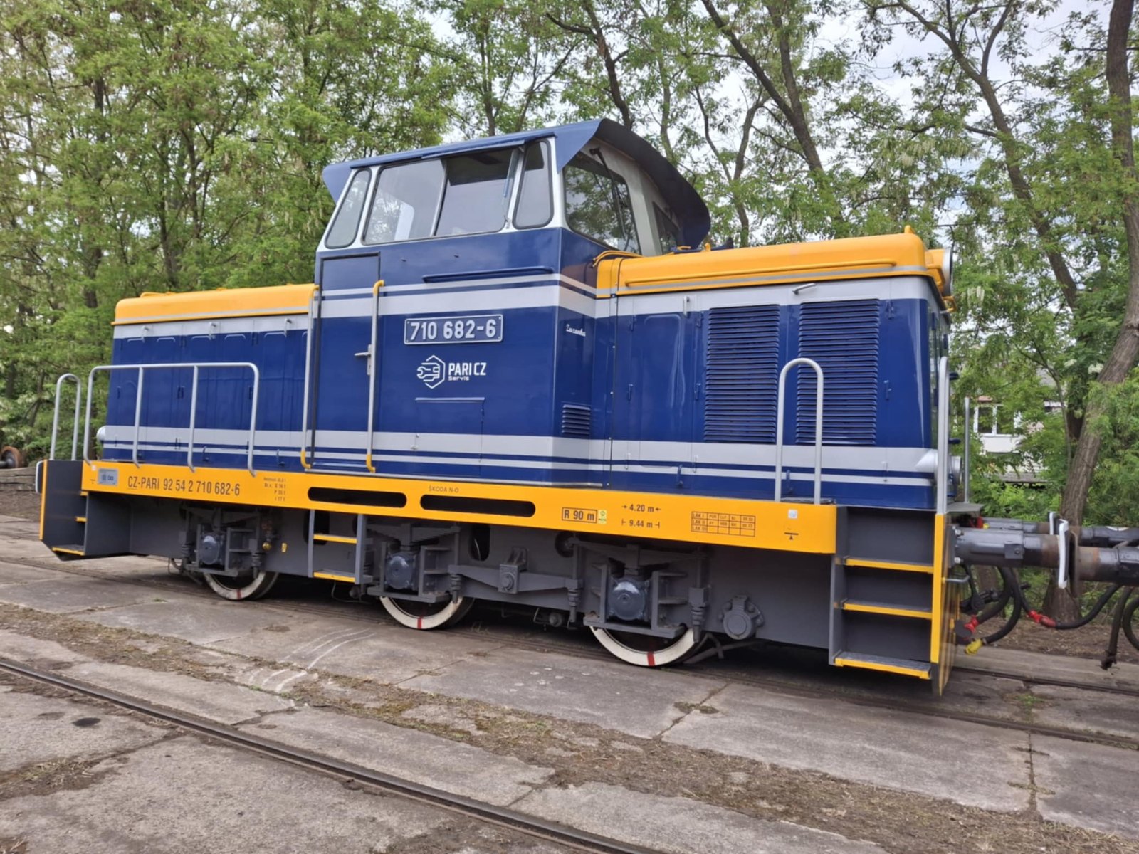 Modrá motorová lokomotiva řady 710 na vlečce v Čáslavi