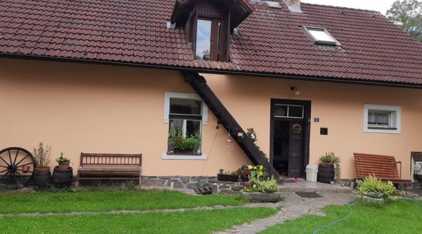 Přestavěná chalupa s dvorem v Černíkovicích