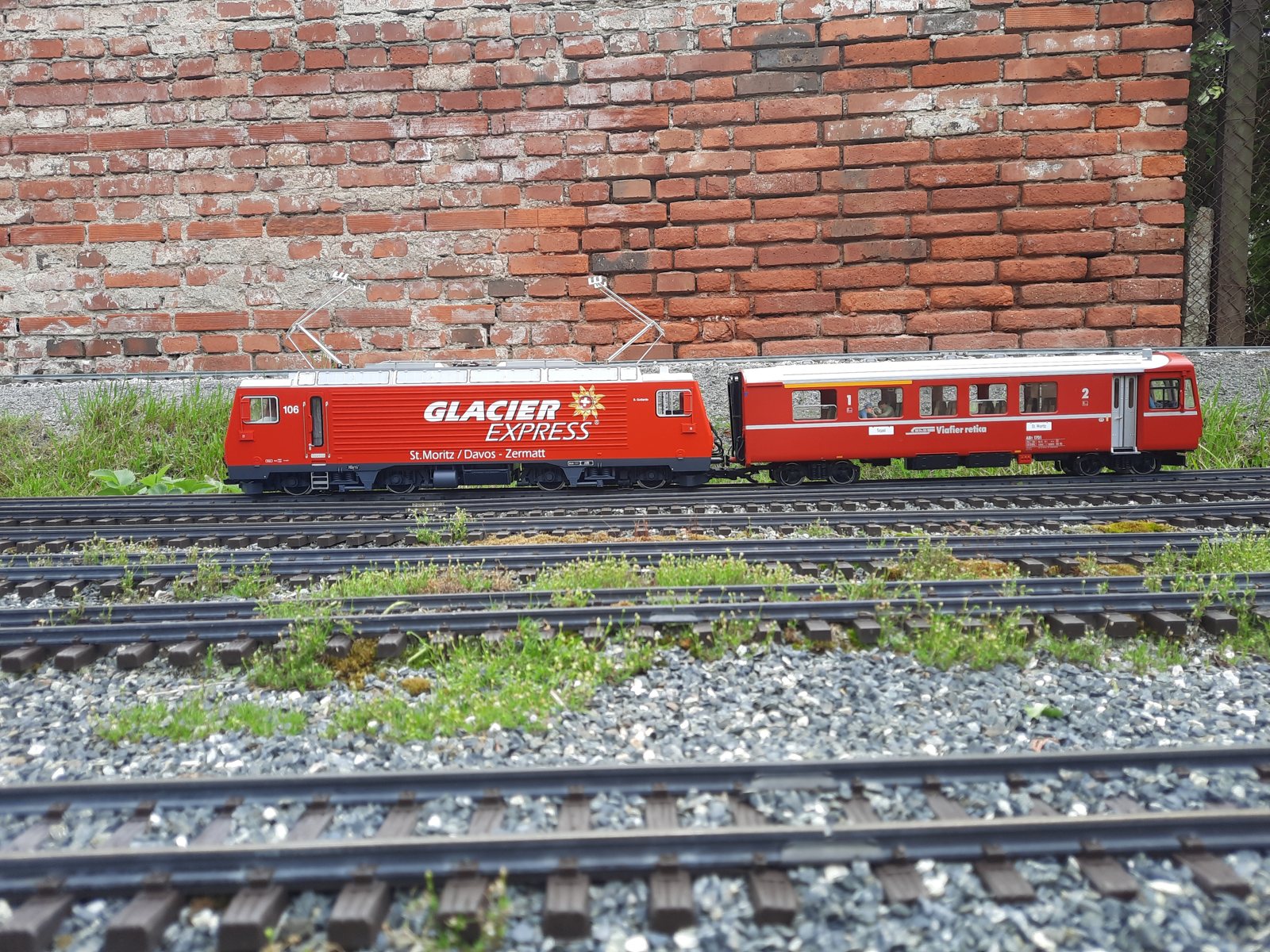 Model červeného vlaku Glacier Express na zahradní trati