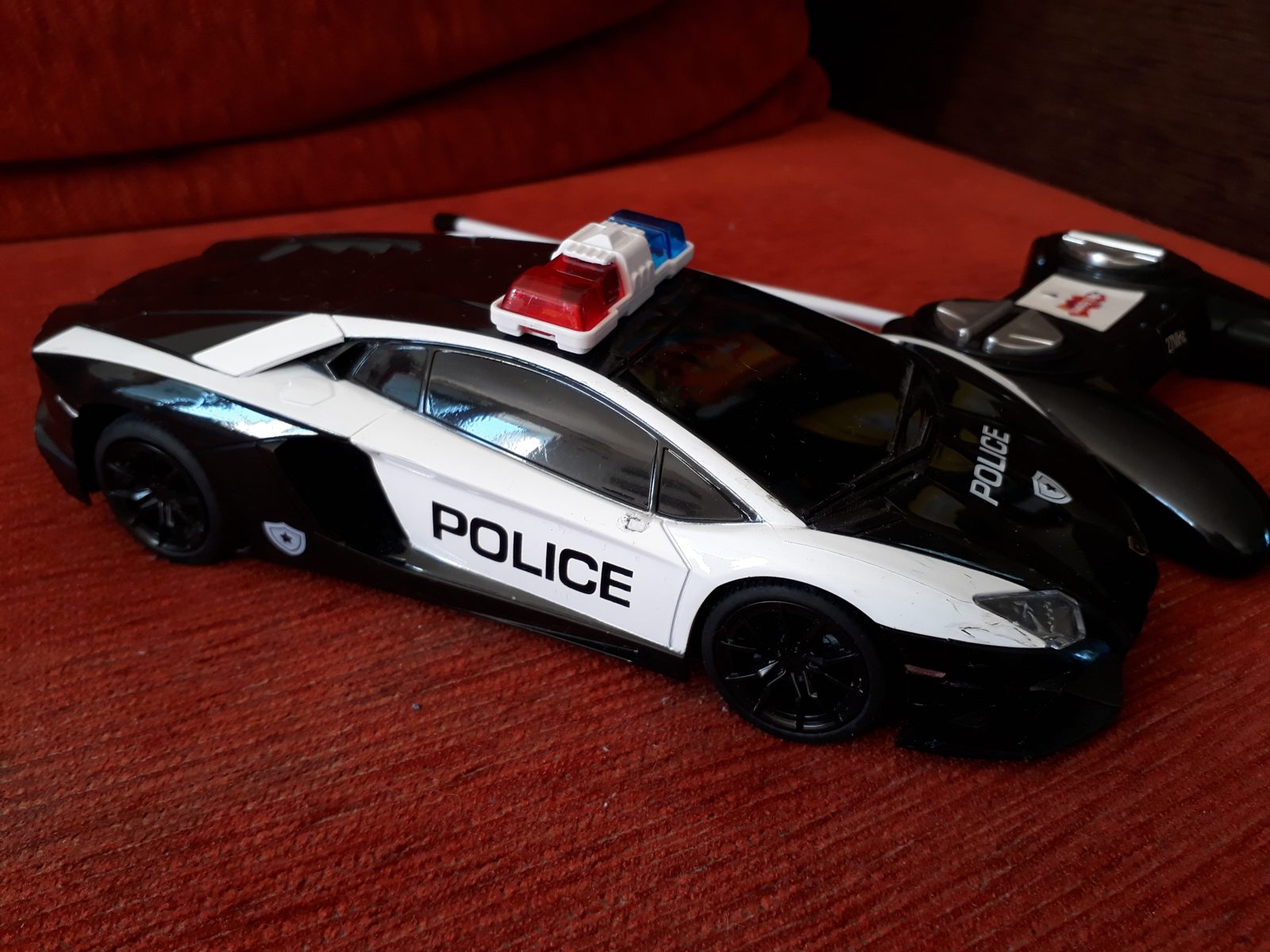 Policejní auto na dálkové ovládání s ovladačem