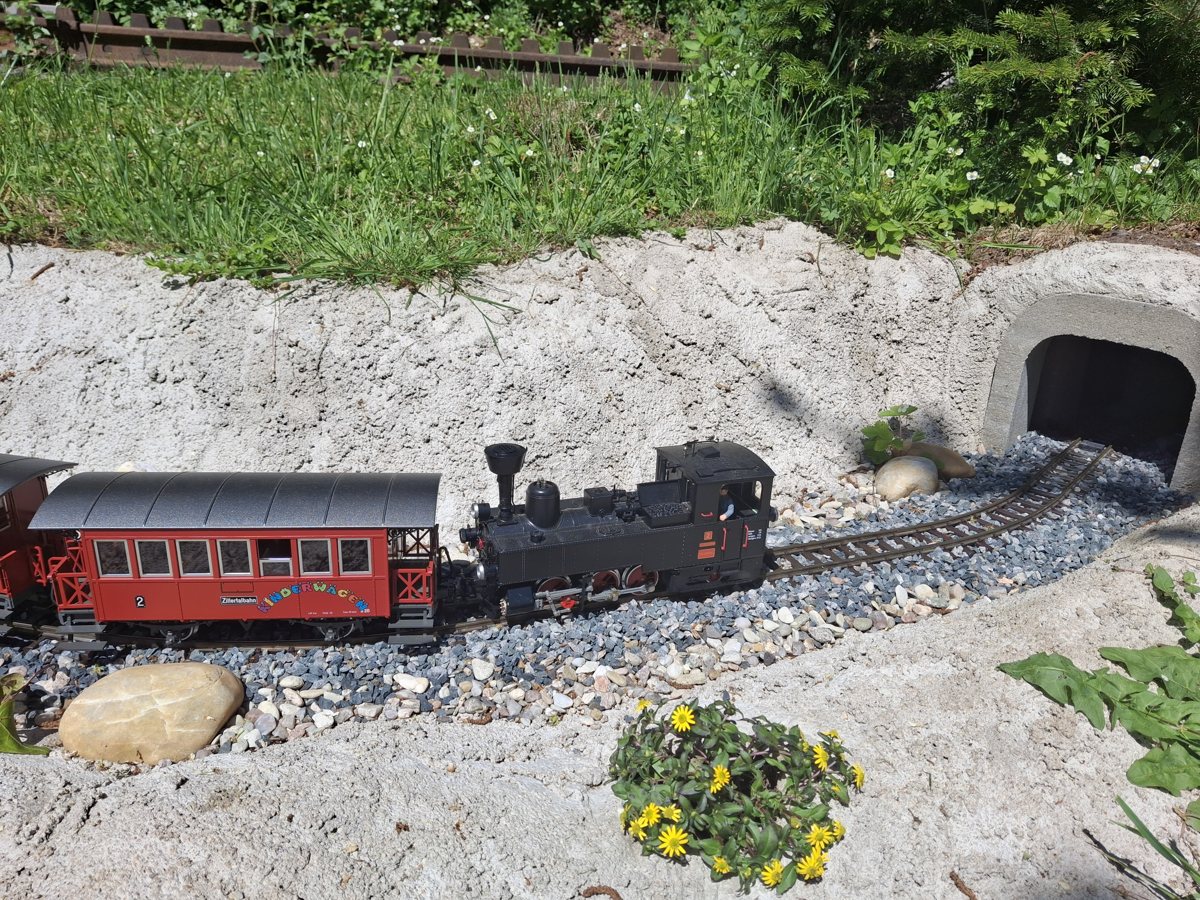 Vláček u tunelu na zahradní železnici v Jestřebích horách