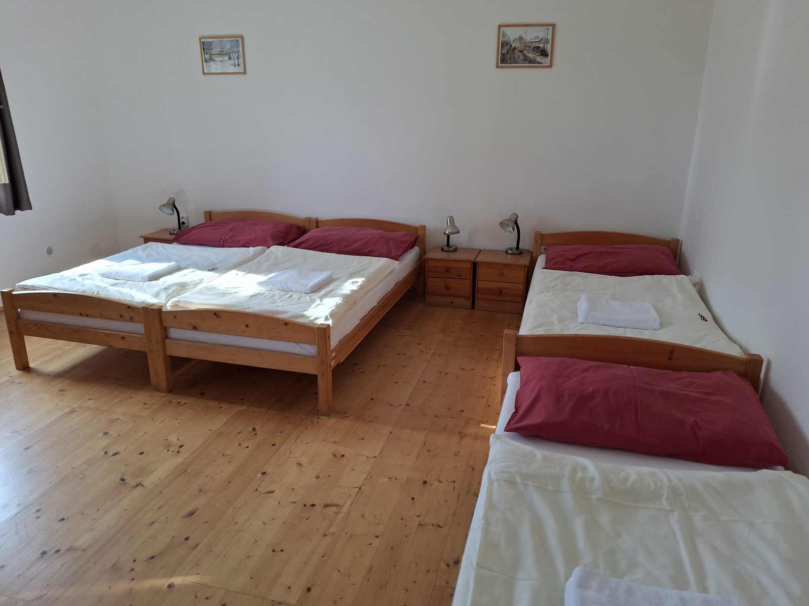 Pokoj v nádražním apartmánu úzkokolejky v Kunžaku