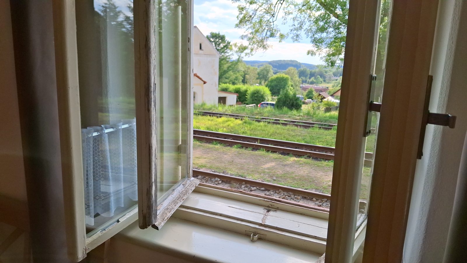 Výhled z okna apartmánu na koleje